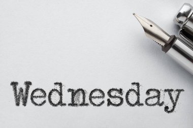 Çarşamba kelimesi daktilo, kalem ve ataç ile basıldı 