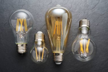 Siyah arka plan üzerinde şeffaf Led filament ampuller.