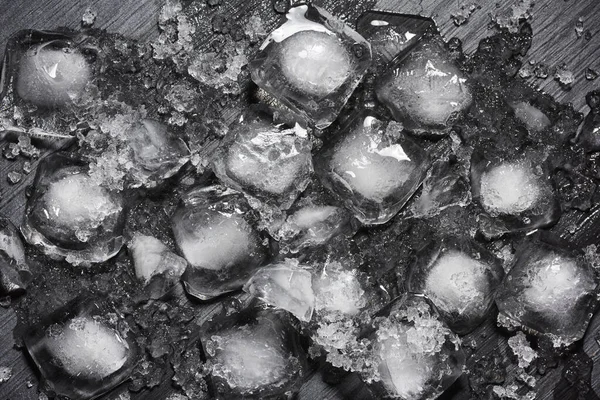 Schmelzende Eiswürfel auf schwarzem Hintergrund — Stockfoto