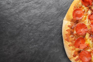 Biberli pizza, arka planda fotokopi alanı ile birlikte.