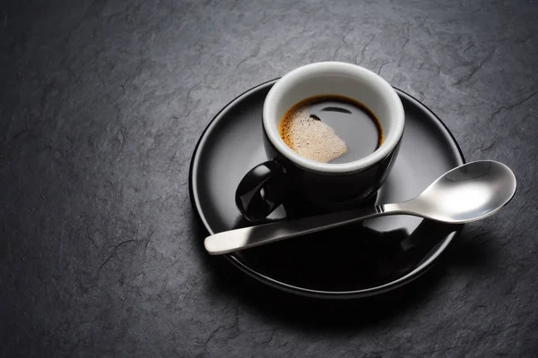 Schwarze Kaffeetasse auf dem Schiefergrund — Stockfoto