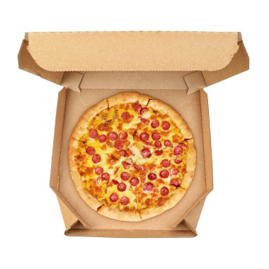 Kahverengi kıvrımlı fiberboardlu Pepperoni pizza. Beyaz arka planda izole edilmiş..