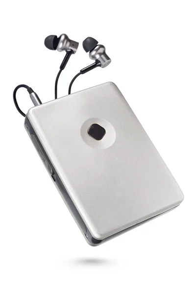 带耳塞和盒式磁带 白色背景隔离的金属便携式取款机 — 图库照片