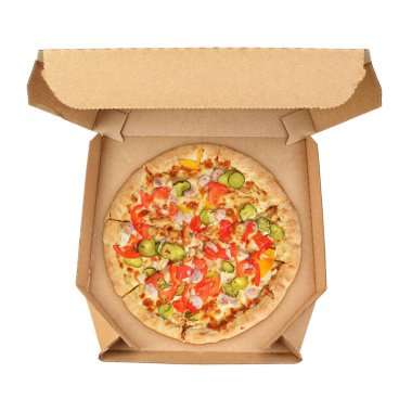 Beyaz arka planda izole edilmiş sosis, et, sebze ve peynirli pizza.