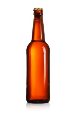 Kahverengi bira şişesi, beyaz arka planda uzun boyunlu..