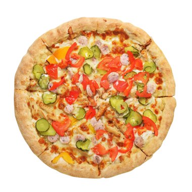 Beyaz arka planda sosis, et, sebze ve peynirli tüm yuvarlak pizza.