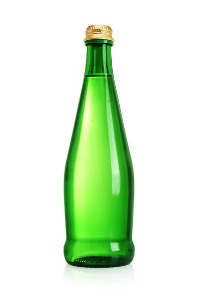 绿色玻璃瓶 装有静水 泉水或矿泉水 无标签 白色底座隔离 — 图库照片