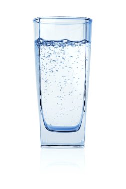 Bir bardak soda, karbonatlı, köpüklü su beyaz arka planda izole edilmiş gaz kabarcıkları..