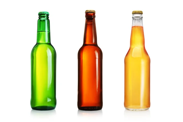 Drie Bierflesjes Zonder Etiket Geïsoleerd Witte Achtergrond — Stockfoto