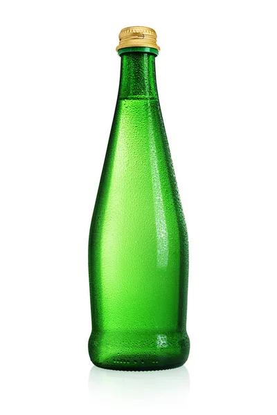 Зеленая Стеклянная Бутылка Минеральной Водой Этикетки Белом Фоне — стоковое фото