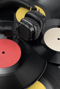 Kulaklıklar boş etiketli farklı vinil plaklar yığınında..