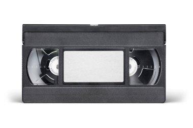Beyaz arkaplanda boş etiketli siyah VHS video kaseti