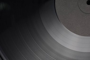 Boş siyah etiketli 12 inçlik plak plağı. Yakın çekim, üst görüntü