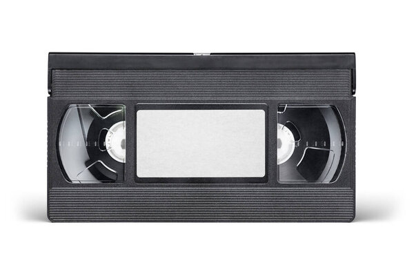 Черная видеокассета VHS с пустой этикеткой изолирована на белом фоне