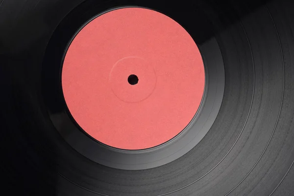 12インチLpレコードと空白の赤いラベル クローズアップショット トップビュー — ストック写真