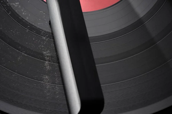 レコードディスク上のほこりや汚れとビニールレコードのクリーニングのための炭素繊維ブラシ — ストック写真