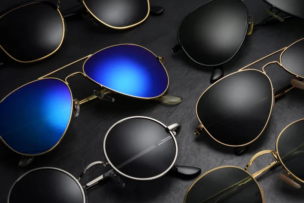 Set Different Sunglasses Arranged Row Black Slate Background — Stock Photo, Image