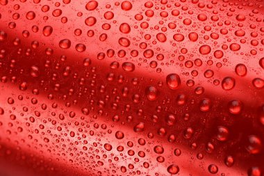 Su damlalı kırmızı alüminyum kutu ya da yakın çekim makro çiğ.