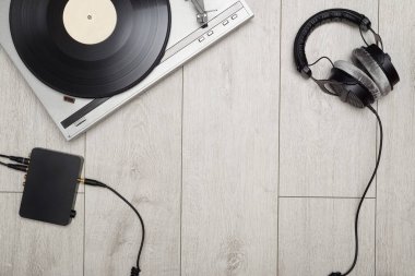 Vinil çalar ve uzun oynatma ya da kopyalama alanı olan LP kaydı. Üst görünüm.