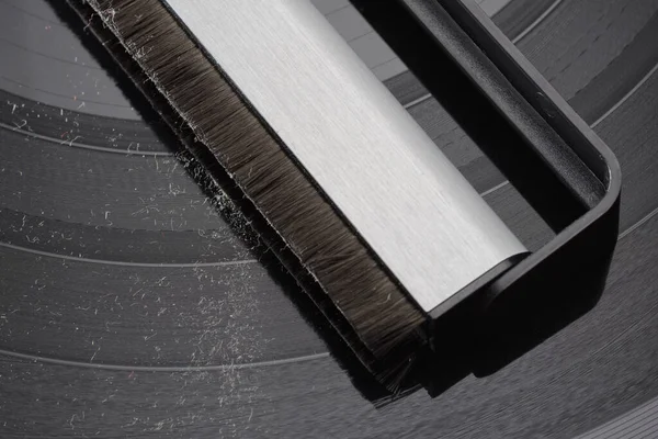 レコードディスク上のほこりや汚れとビニールレコードのクリーニングのための炭素繊維ブラシ — ストック写真