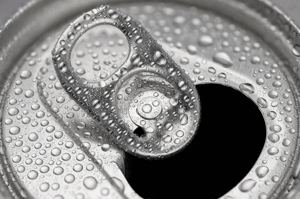 Open Aluminium Blikje Met Waterdruppels Dauw Close Macro Shot Bovenaanzicht — Stockfoto