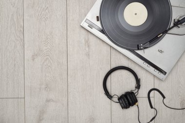 Vinil çalar ve uzun oynatma ya da kopyalama alanı olan LP kaydı. Üst görünüm.