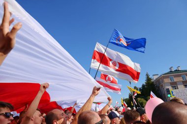 Brest, Belarus 16 Ağustos 2020: Belarus 2020 'de başkanlık seçimleri. Cumhurbaşkanlığı seçimlerini protesto eden insanlar.