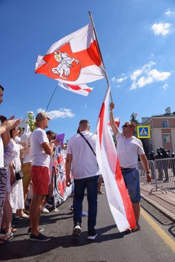 Brest, Belarus 16 Ağustos 2020: Belarus 2020 'de başkanlık seçimleri. Cumhurbaşkanlığı seçimlerini protesto eden insanlar.