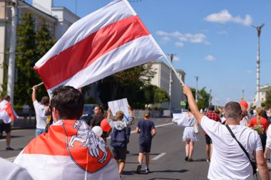 Brest, Belarus 16 Ağustos 2020: Belarus 2020 'de başkanlık seçimleri. Cumhurbaşkanlığı seçimlerini protesto eden insanlar.