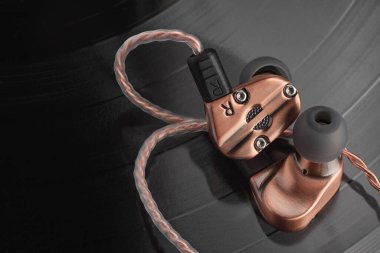 Melez dinamik sürücü LP plağında armatür kulak tomurcuklarını dengeledi.