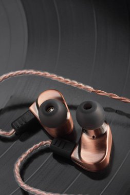 Melez dinamik sürücü LP plağında armatür kulak tomurcuklarını dengeledi.