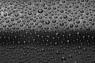 Su damlalı siyah alüminyum kutu veya yakın çekim makro çiğ.