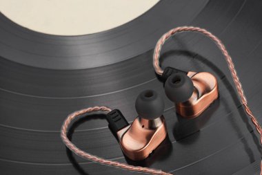 Melez dinamik sürücü LP plağında armatür kulak tomurcuklarını dengeledi.