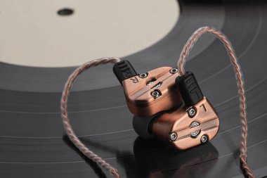 Melez dinamik sürücü LP plağında armatür kulak tomurcuklarını dengeledi.