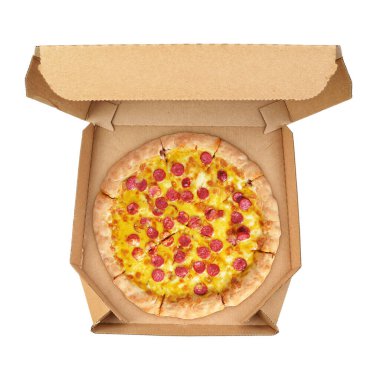 Kahverengi lifli sosisli pizza. Beyaz arka planda izole edilmiş fiberboard paket..