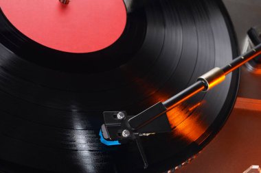 Uzun çekimli vinil çalgıcı tonearm ya da LP yakın çekim rekoru.