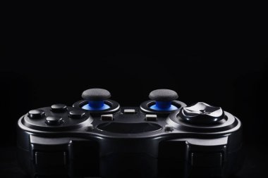 Siyah plastik kablosuz oyun sahası ya da siyah arka planda joystick. Boşluğu kopyala