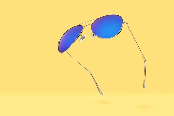 Blaue Spiegelfliegersonnenbrille Mit Goldenem Rahmen Auf Gelbem Hintergrund Seitenansicht — Stockfoto