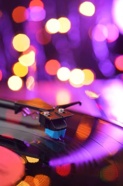 LP plaklı vinil çalar ve mavi ya da odaksız ışıklar. Parti disko konsepti