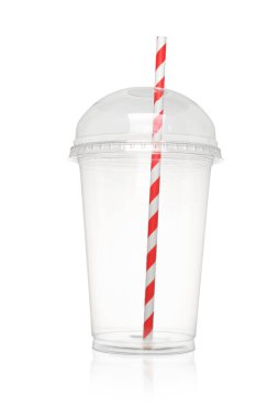 Beyaz arka planda kapaklı ve kağıt kamışlı kokteyller için şeffaf boş plastik bardak