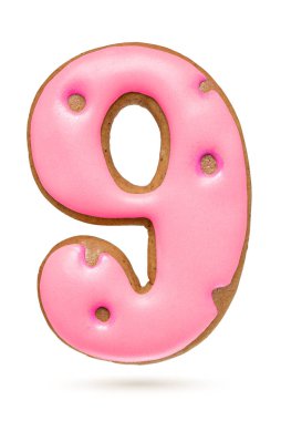 Beyaz arka planda 9 numaralı pembe zencefilli bisküvi. Noel süslemesi