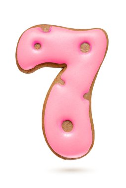 Beyaz arka planda 7 numaralı pembe zencefilli bisküvi. Noel süslemesi
