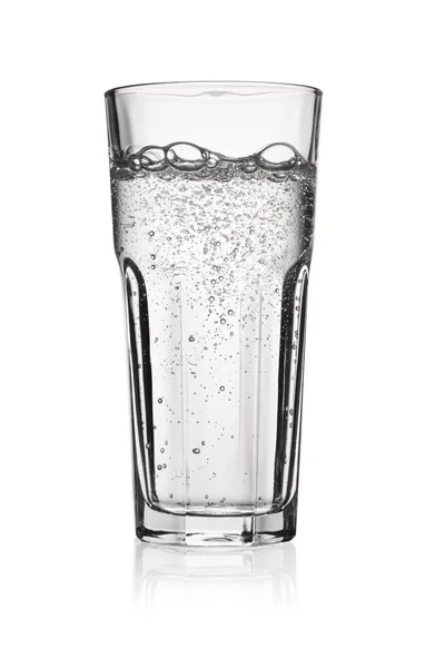 Lang Glas Sprankelend Water Met Gasbellen Geïsoleerd Witte Achtergrond — Stockfoto