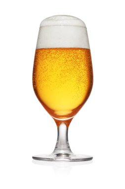 Beyaz arka planda izole edilmiş açık sarı bira dolu bir bardak..