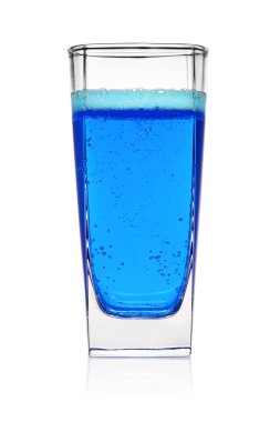 Beyaz arka planda izole edilmiş gaz kabarcıkları olan bir bardak mavi soda..