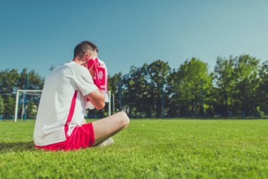 Polonya futbol Fan kayıp maçtan sonra ağlıyor. Avrupa futbol Mundial tema. Polonya milli takımı renkleri giyiyor.