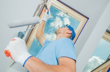 Yeni resim ev duvarları inşa. İş yerinde beyaz ressam.