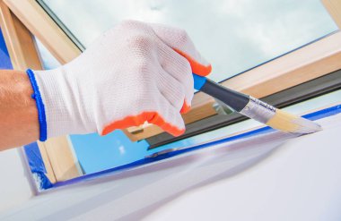 Boya fırçası kullanarak resim Oda detayları. Pencere kenarları bitirme.
