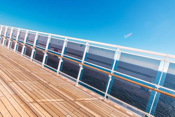 邮轮度假主题 木甲板的邮轮与玻璃屏障和海洋 Vista 加勒比度假时间 — 图库照片