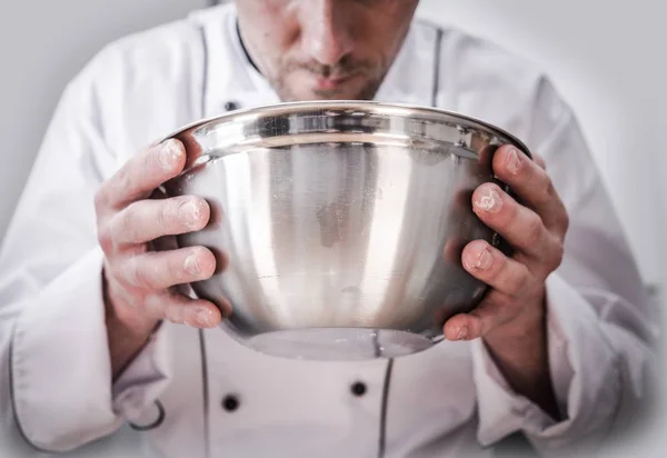 Küchenchef Kochzeit Kaukasischer Koch Mit Edelstahlschüssel Der Hand Bei Der — Stockfoto